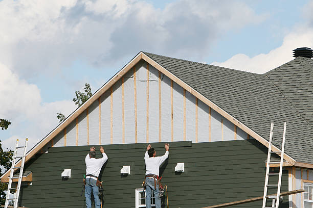 Professional Vinyl Siding technician working in Nashville, IL